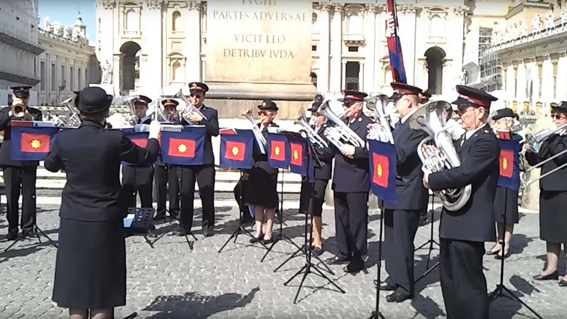 Fanfare de l'Armée du Salut sur la place Saint-Pierre de Rome | capture d'écran youtube