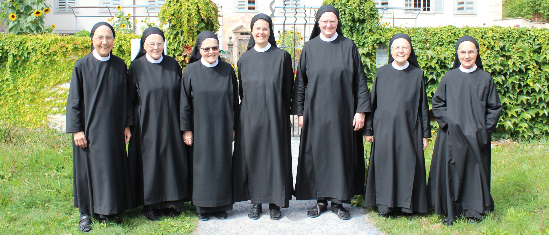 La prieure Irene Gassmann (au centre) avec quelques consœurs de Fahr.
Les bénédictines ont ouvert les portes de leur couvent et témoigné de leur vie dans le volume “Im Fahr. Die Klosterfrauen erzählen aus ihrem Leben". © Susi Losenegger/Kloster Fahr