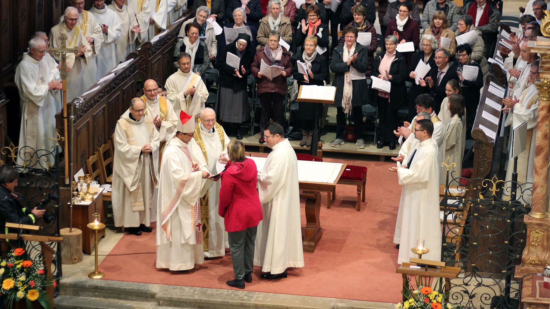 Un des temps forts de l'ordination diaconale: Mgr Felix Gmür invite Laurence Godat à rejoindre son mari Patrick | © Pascal Tissier 