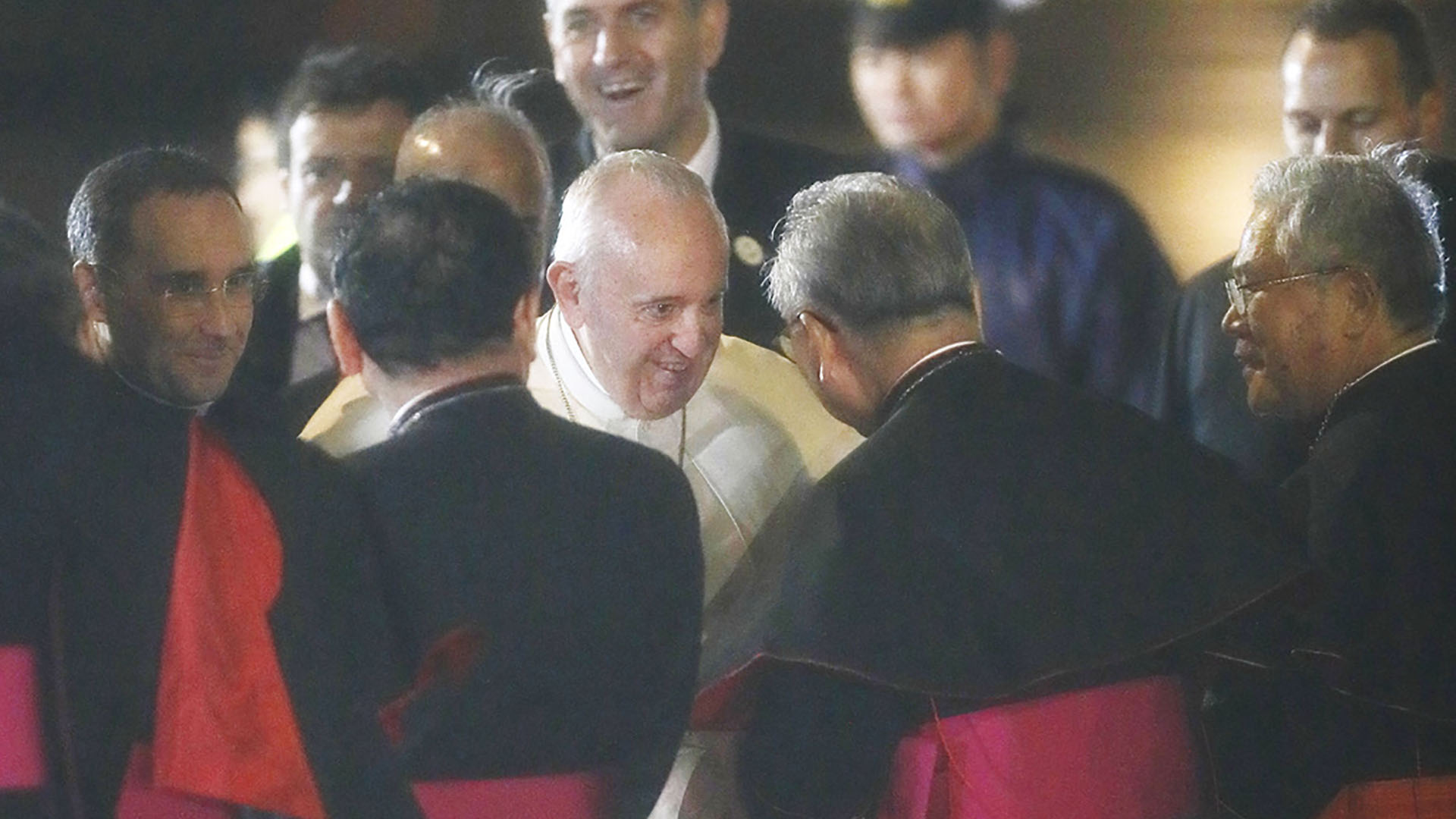 Le pape François a salué les évêques japonais à sa descente d'avion avant de les retrouver plus tard à la nonciature | © Keystone