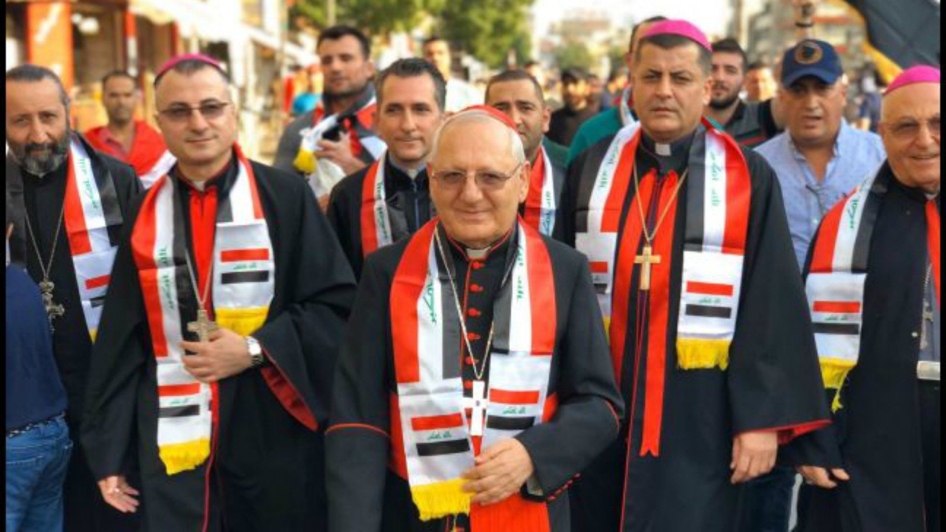 Le cardinal Louis Raphaël Sako, patriarche de Babylone des chaldéens, avec les manifestants de la place Tahrir, à Bagdad  | © saint.addai.com
