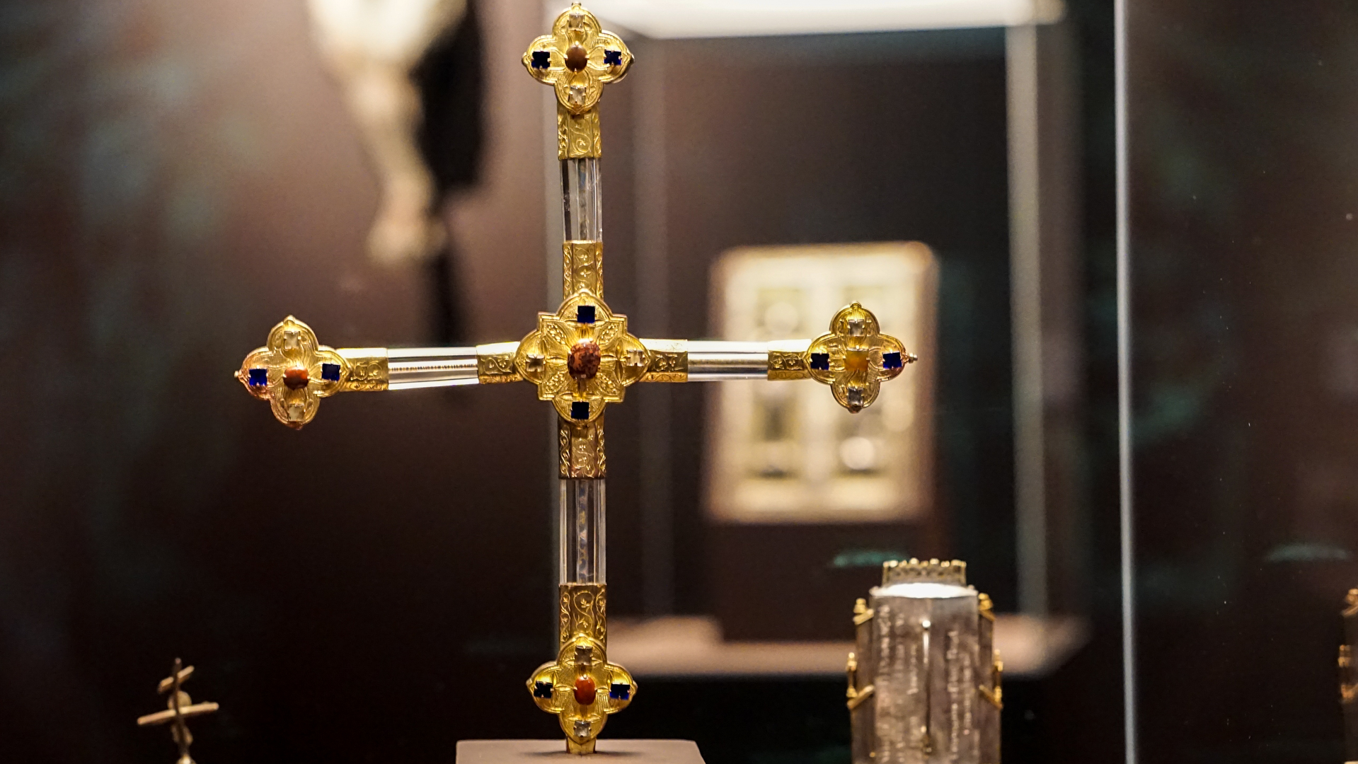 Croix reliquaire en cristal et orfèvrerie, XIVe siècle, Fribourg | © Maurice Page
