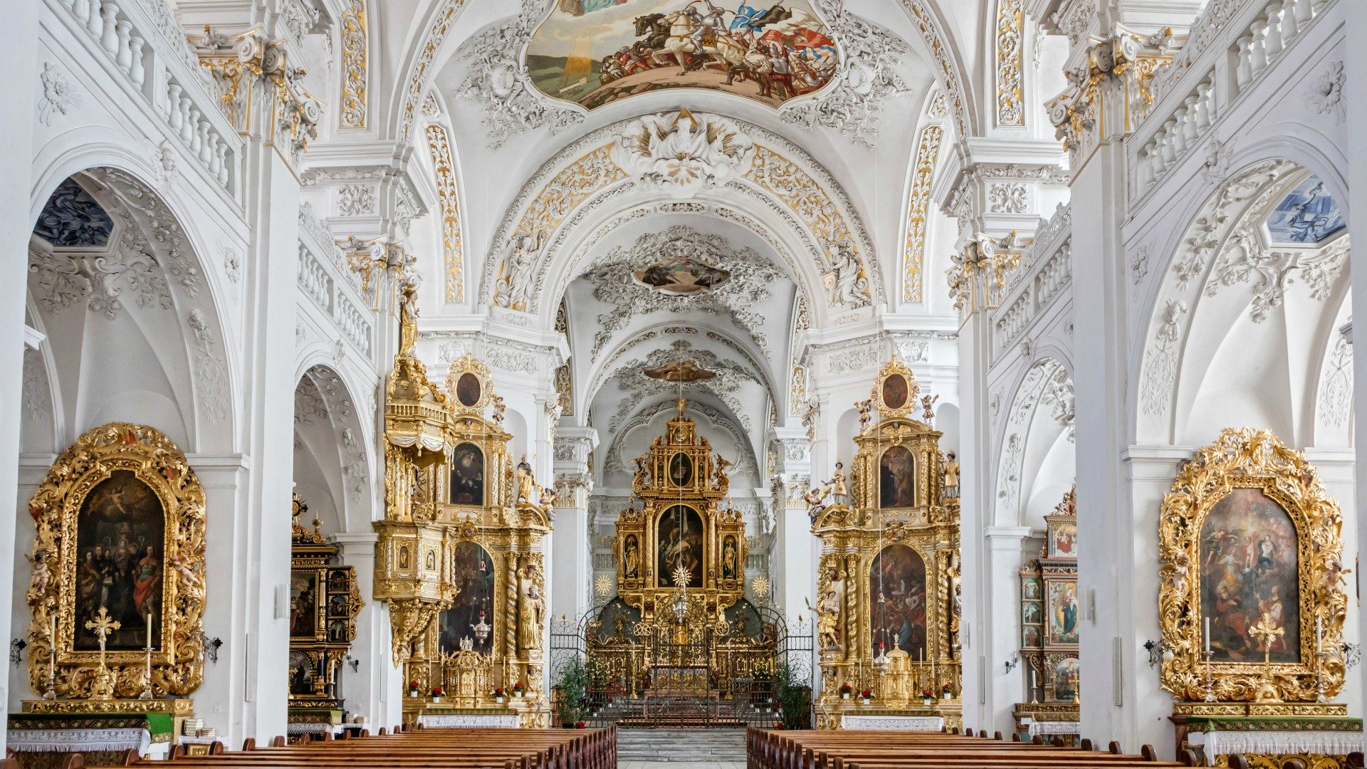 L'église de l’abbaye bénédictine de Disentis, construite entre 1685 et 1704, est un exemple illustre du renouveau spirituel dans les Grisons, à l’époque baroque.