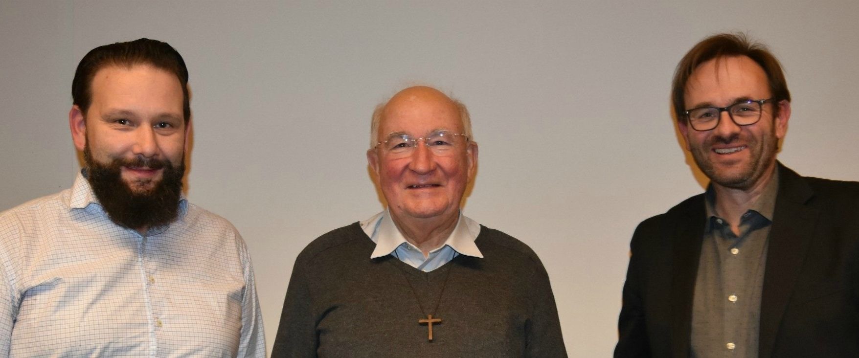 Pascal Gemperli, ancien président de l’UVAM, le chanoine Claude Ducarroz, le pasteur Pierre-Philippe Blaser, président du Conseil synodal de l’EERF | © Jacques Berset 