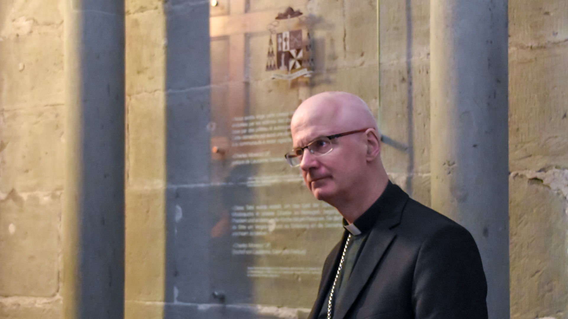 Mgr Charles Morerod inaugure la plaque érigée à la mémoire des victimes d'abus sexuels dans l'Eglise, à la cathédrale St-Nicolas de Fribourg | © Maurice Page  
