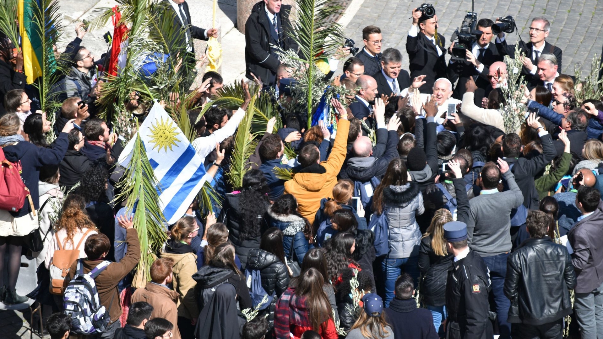 Le pape François littéralement happé par la foule des jeunes lors du prés-synode des jeunes à Rome | © Jacques Berset