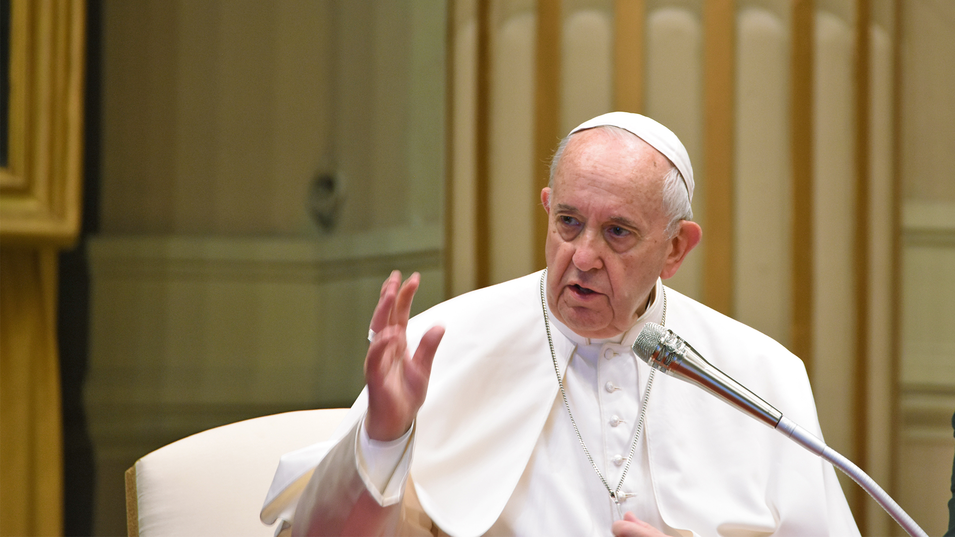 Le pape François salue l'assemblée, dans la salle des Bénédictions, au terme du colloque sur la réception d'Evangelii Gaudium, 30.11.2019 | © Grégory Roth