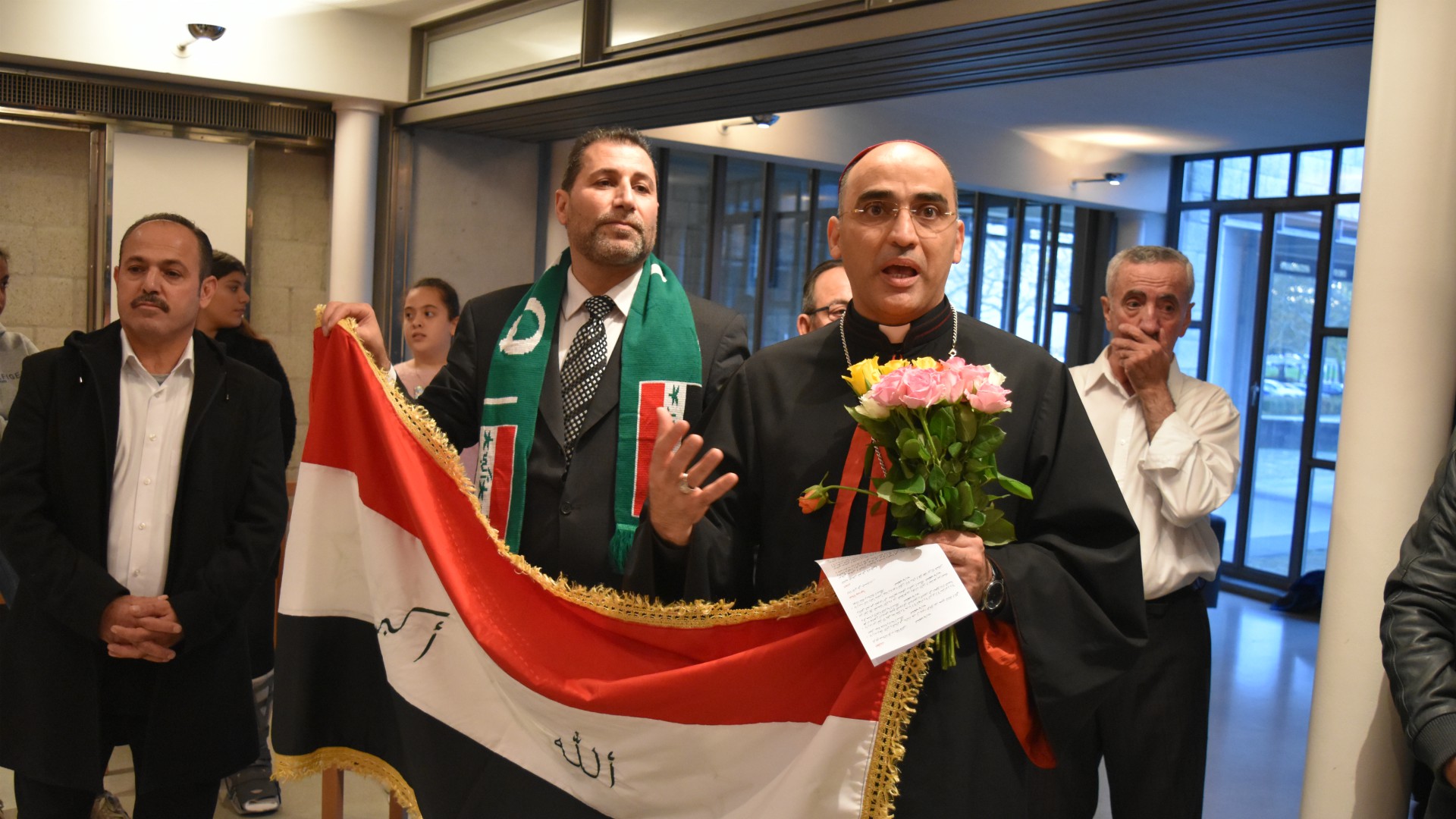 Mgr Saad Sirop Hanna déclare sa solidarité avec les jeunes musulmans et chrétiens qui manifestent ensemble contre la corruption des autorités en Irak, le 24 novembre 2019, au centre paroissial de Berne-Bethléem  | © Jacques Berset 