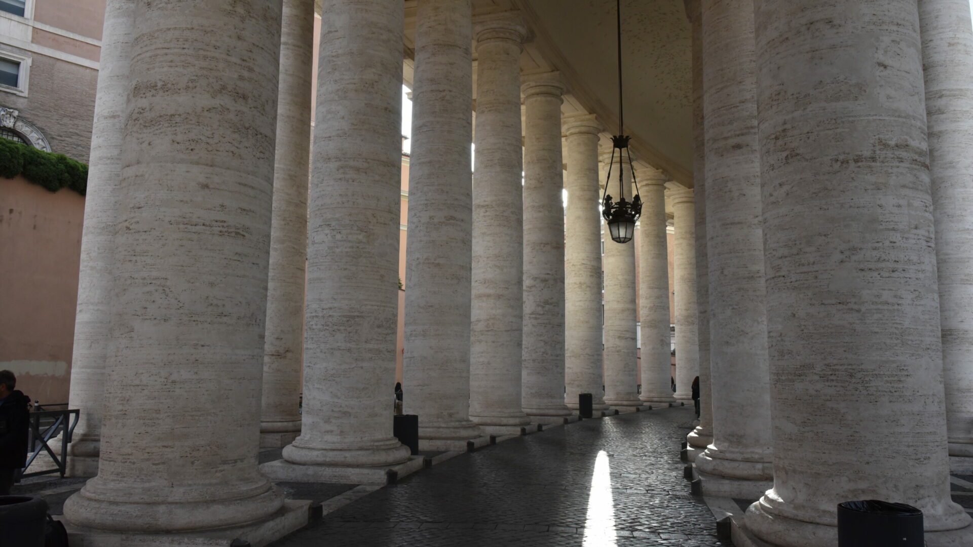 Vatican: les colonnades du Bernin de la Place St-Pierre au soleil d'automne | © Bernard Litzler
