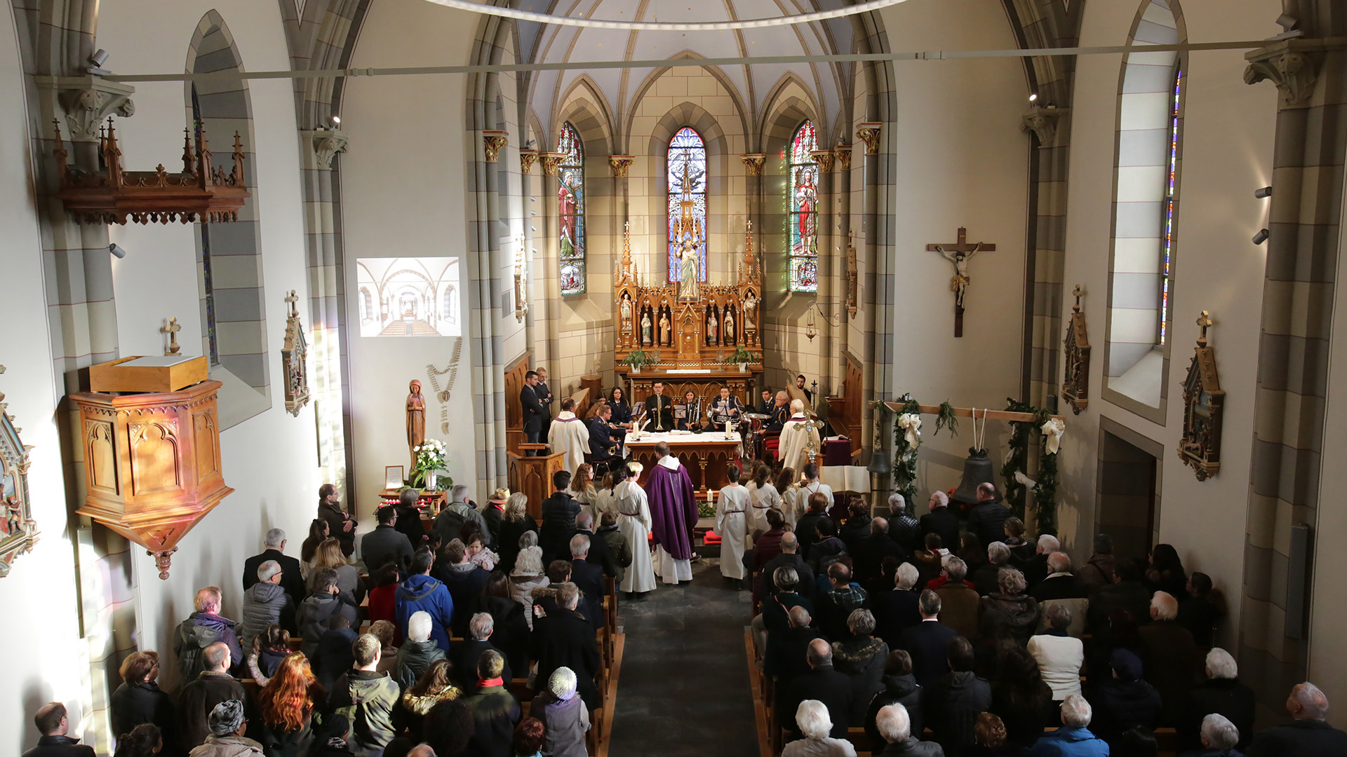 Environ 300 personnes sont célébré la fête patronale de à l'occasion de la réouverture de l'église de Muraz | © Bernard Hallet