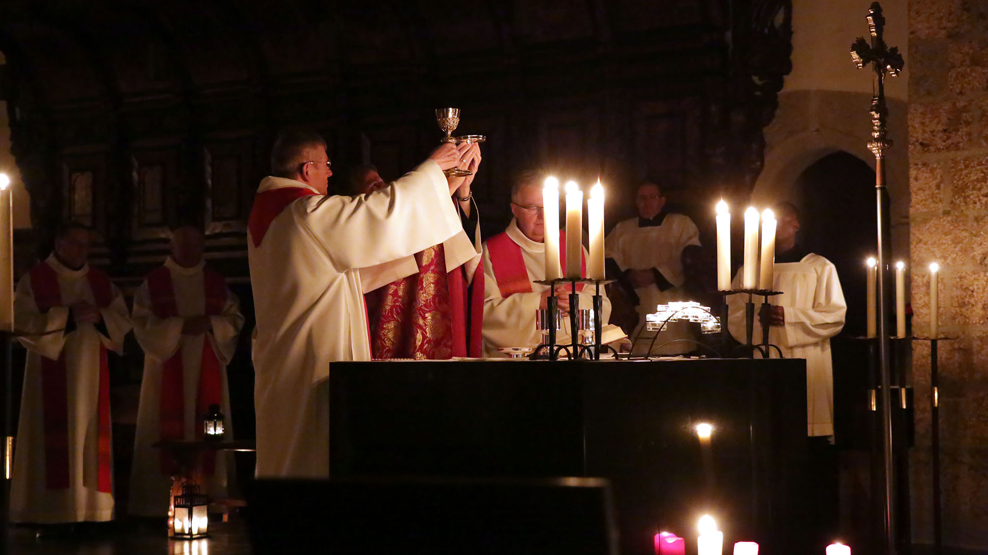 Le 13 décembre 2019. Messe rorate à la basilique de l'Abbaye de St-Maurice | © B. Hallet