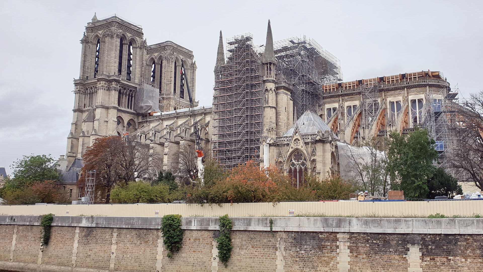 L’échafaudage avait été consolidé puis ceinturé de poutres métalliques sur trois niveaux afin de le stabiliser et d'empêcher tout risque d'écroulement  | © Bernard Hallet