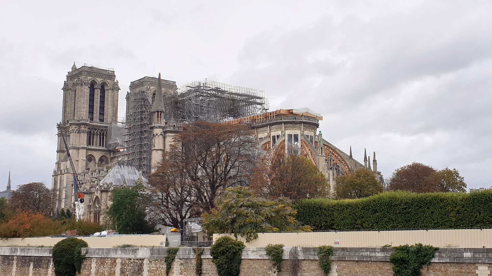 La cathédrale Notre-Dame de Paris sous les échafaudages le 2 novembre 2019 | © B. Hallet