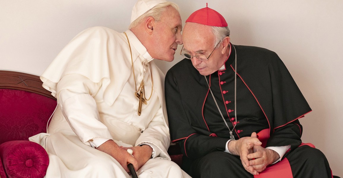 Le pape Benoît XV, incarné à l'écran par Anthony  Hopkins (g.) et le Pape François par Jonathan Pryce, se livrent une lutte sans merci. | Capture d'écran, bande-annonce.