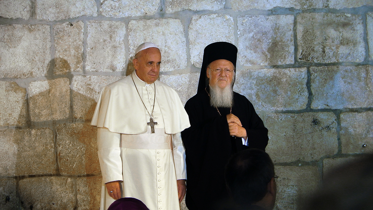 Pour le pape François, ici avec patriarche Bartholomée Ier, la pleine communion entre catholiques et orthodoxes passe par des "gestes authentiques de respect mutuel" | © Wikimedia Commons.