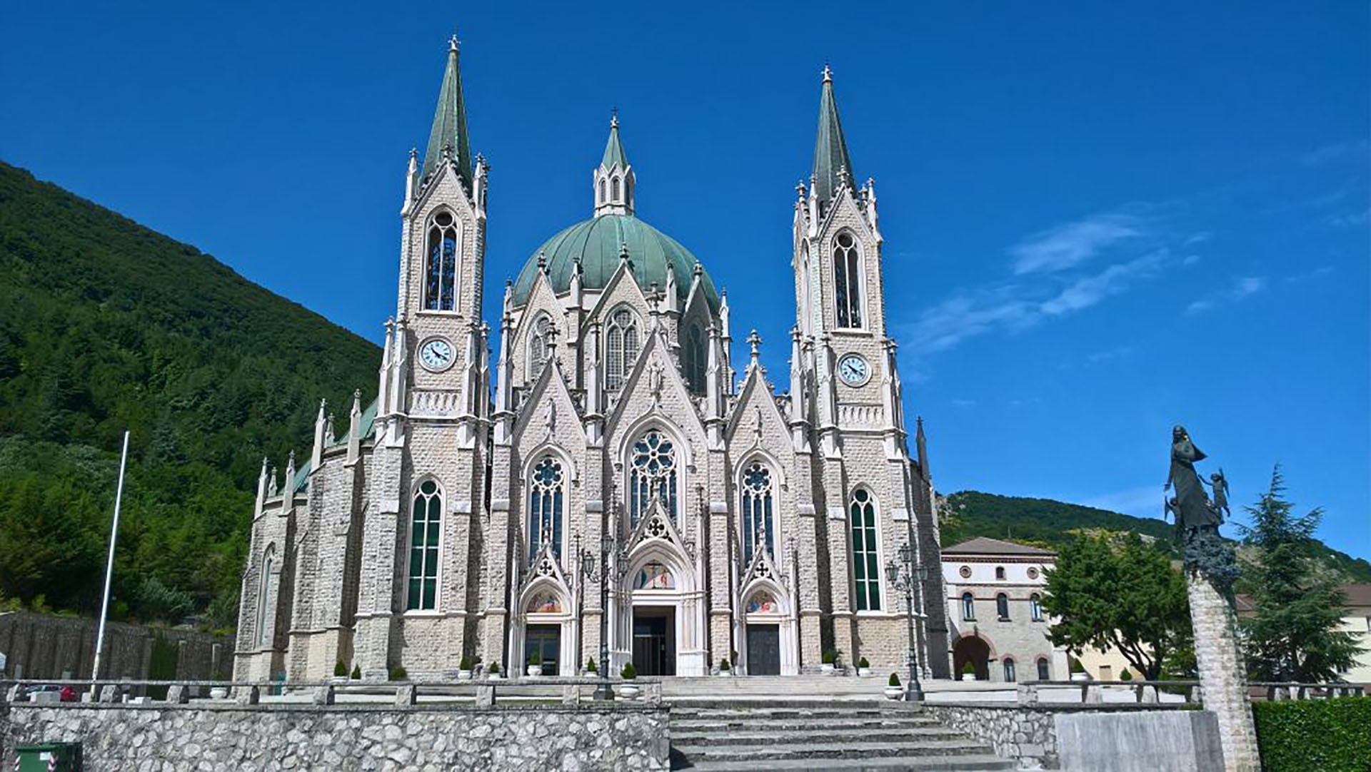 Le sanctuaire de Notre-Dame des Douleurs a été édifié à Castelpetroso suite aux apparitions et à un miracle | Wikimedia Commons