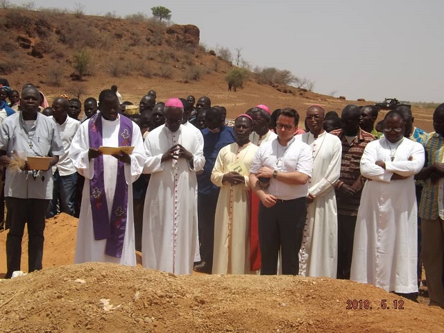 Assassinés par des djihadistes au Burkina Faso, l'abbé Siméon Yampa et 5 fidèles ont été inhumés au cimetière chrétien de Dablo, le 13 mai 2019 | © lefaso.net 