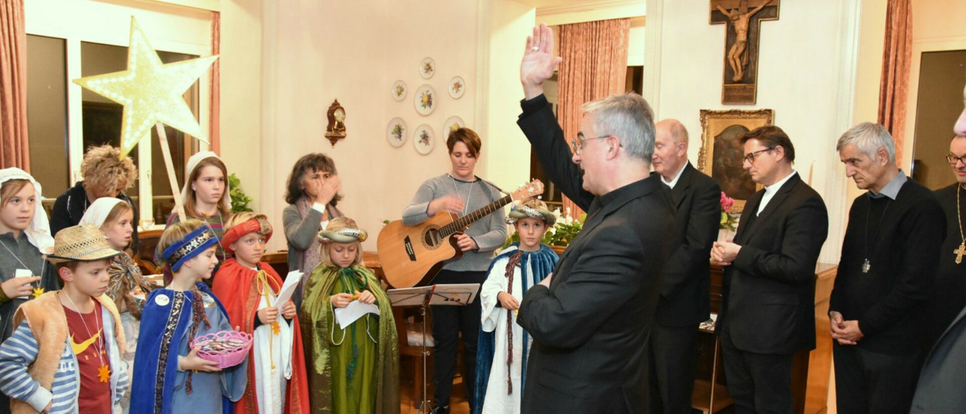 Les Cantori della Stella del Ticino ont reçu la bénédiction de Mgr Valerio Lazzeri, évêque de Lugano | © Missio