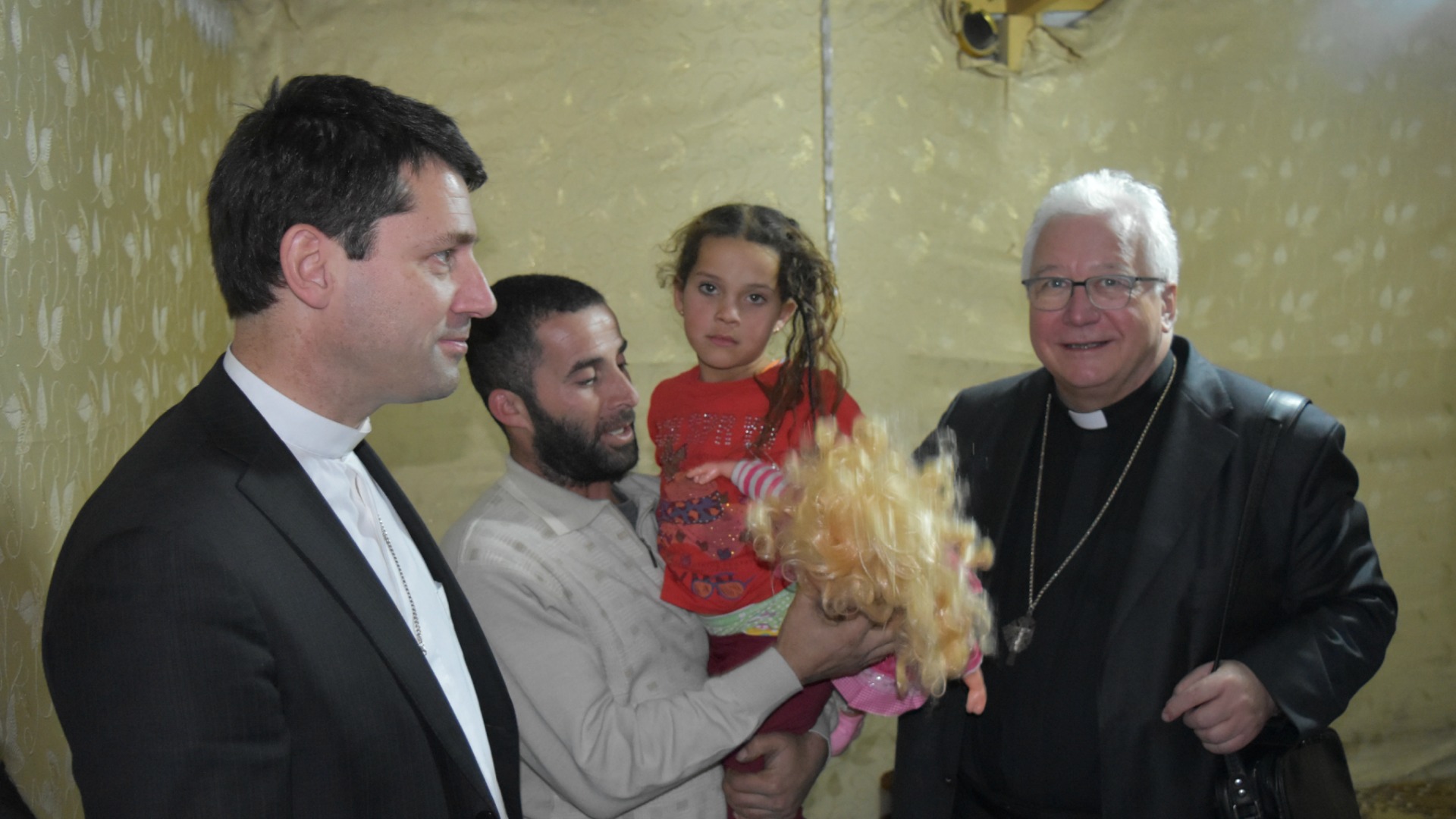 Le pasteur Gottfried Locher, président du Conseil de l’Eglise évangélique réformée de Suisse, et Mgr Markus Büchel, évêque de St-Gall, dans un camp de réfugiés syriens à Zahlé, au Liban | @  Jacques Berset)