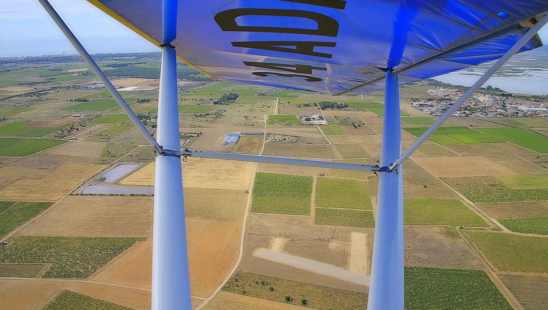 Pour répandre de l'eau bénite sur les champs, l'avion est plus efficace qu'un goupillon | domaine public 