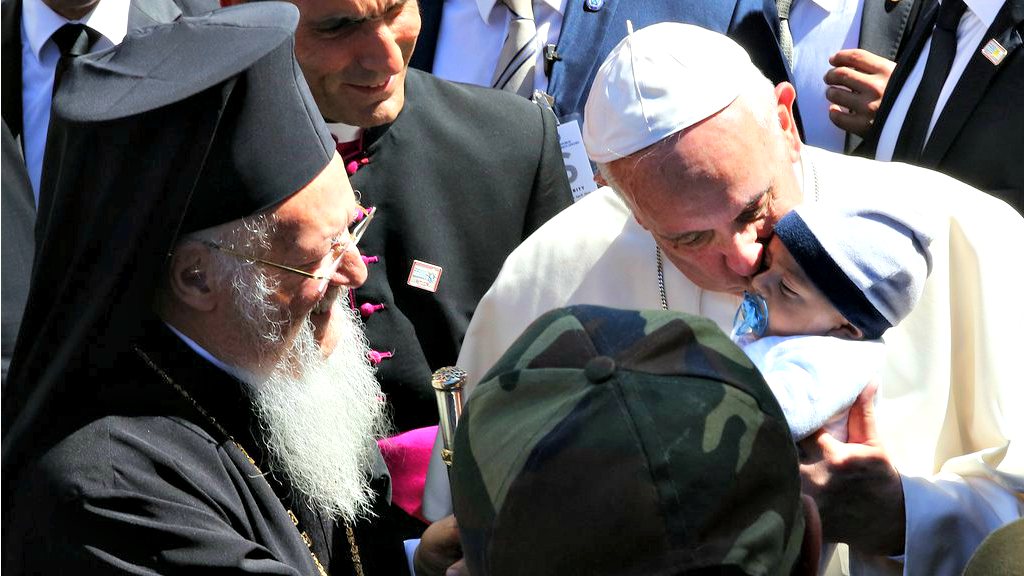 Le pape François, qui était déjà rentré en avril 2016 de Lesbos avec trois familles de réfugiés syriens, a mandaté le cardinal Konrad Krajewski, pour ouvrir un nouveau corridor humanitaire. | © Epa Ana-Empa/Orestis Panagiotou/Keystone