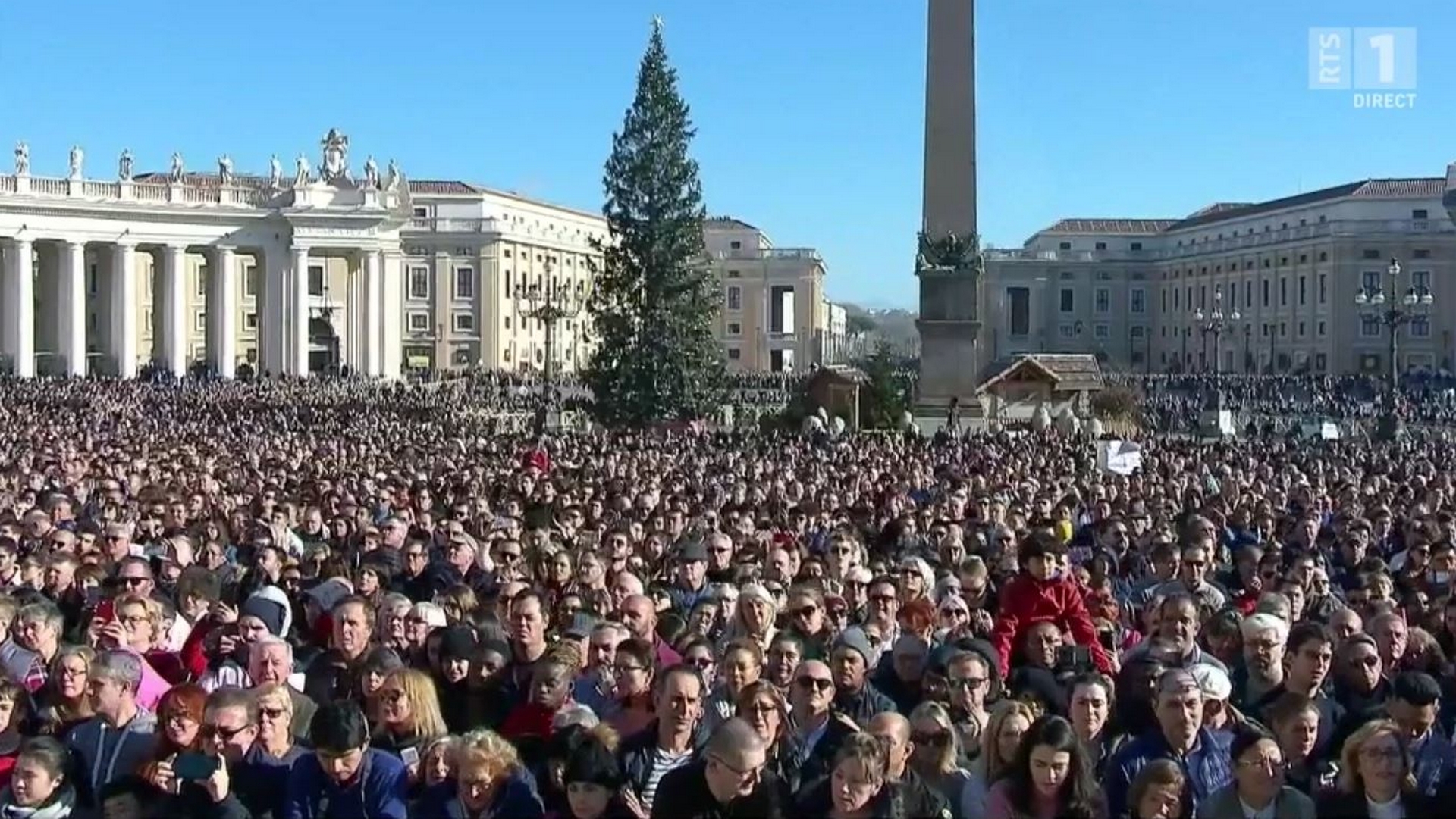 La foule réunie sur la place St-Pierre pour la célébration de Noël | capture d'écran 