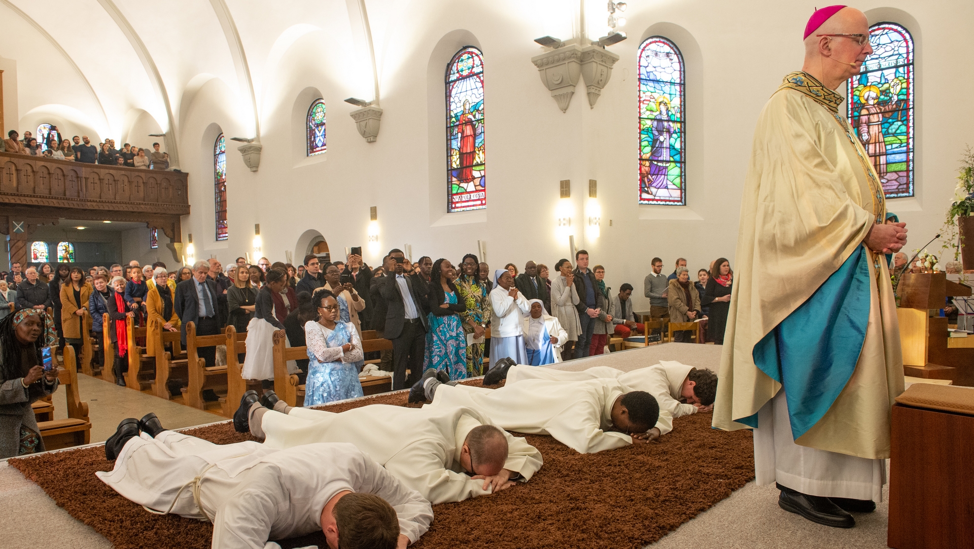 Diacres sont prostrés avant l'ordination | © Christoph von Siebenthal