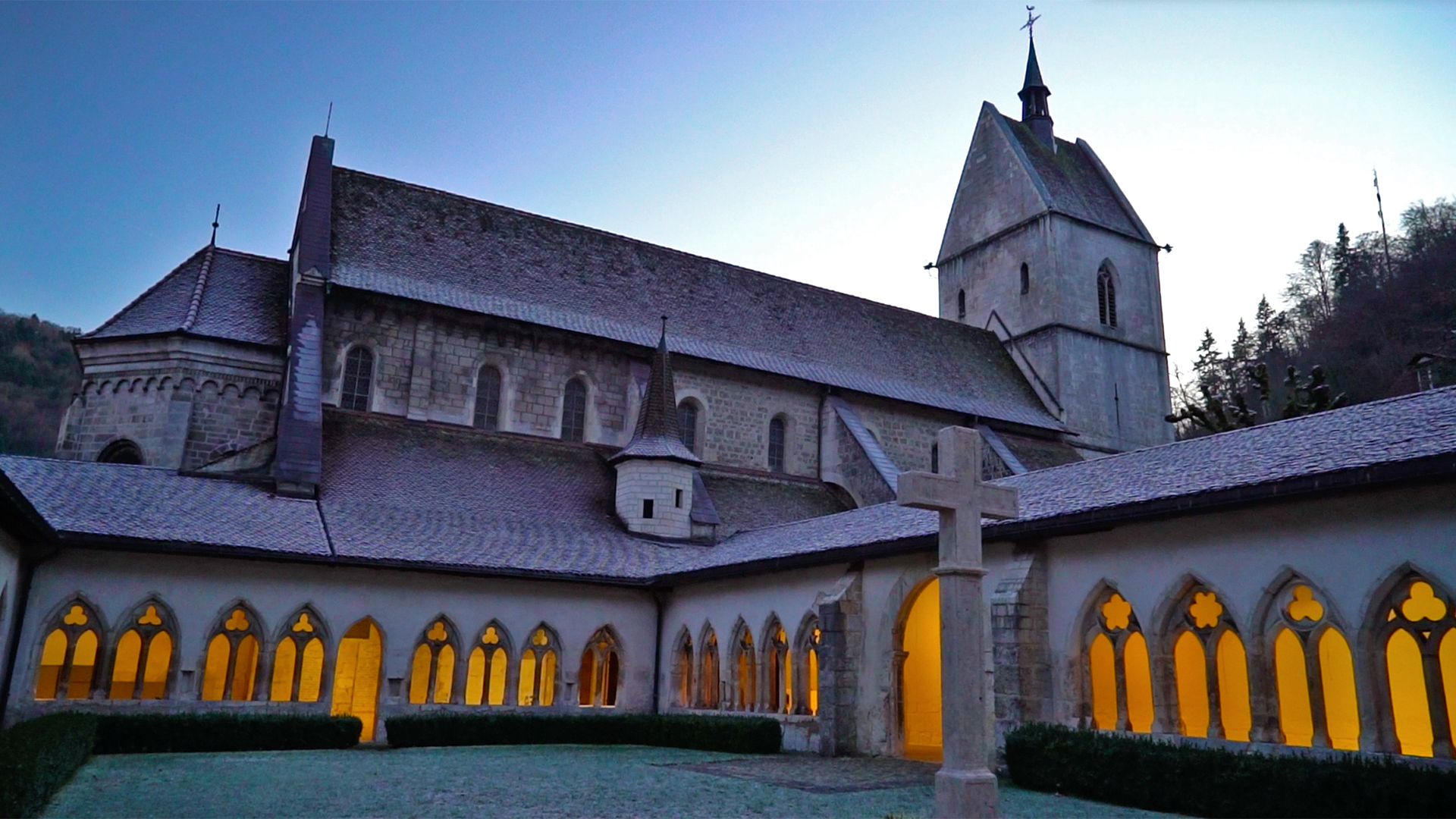 La collégiale de Saint-Ursanne depuis le cloître | © Grégory Roth
