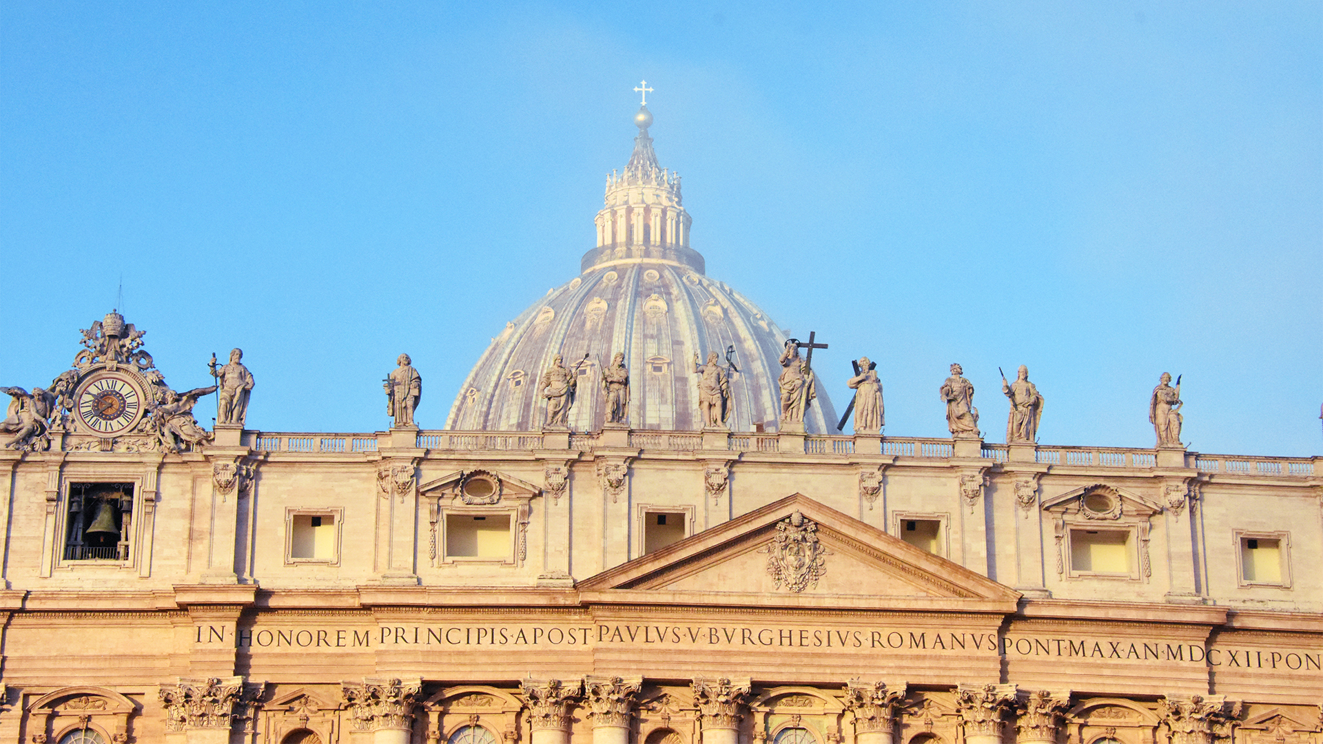 Vatican: la basilique St-Pierre dans la brume matinale | © Grégory Roth 