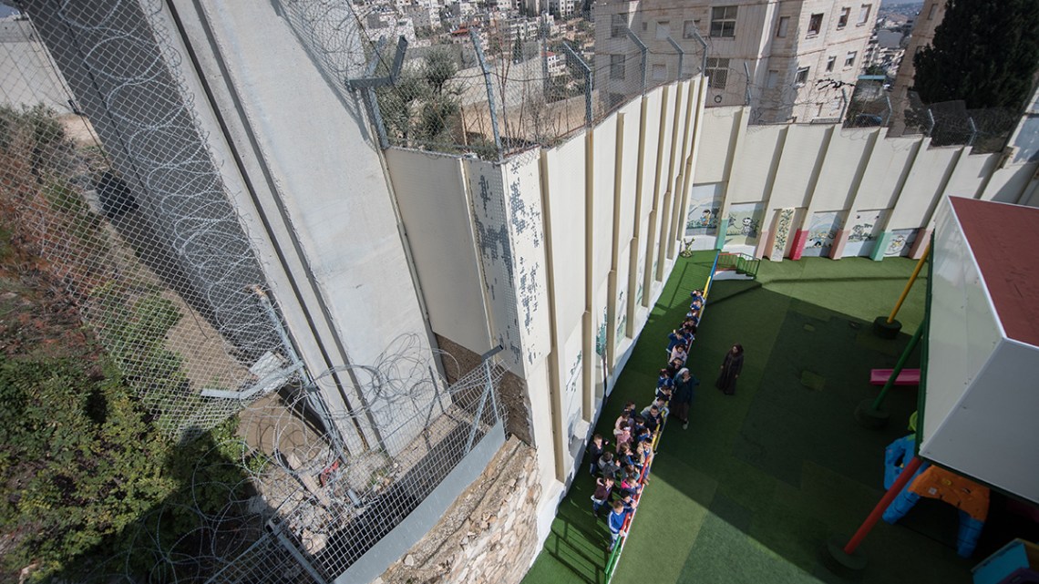 L'école et le couvent des soeurs comboniennes à Béthanie sont enfermés derrière le mur de séparation israélien © Mazur/cbcew.org.uk