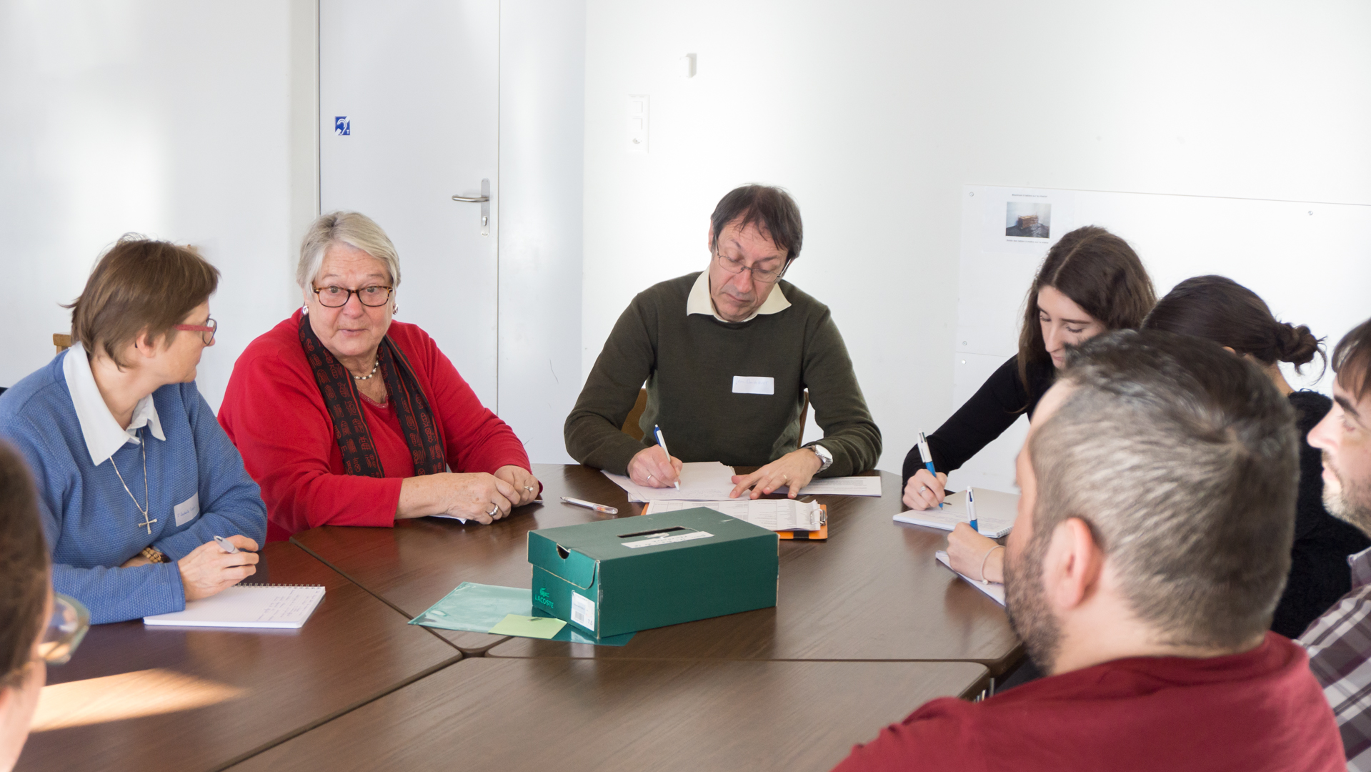 Jean Claude Huot, (au centre)  responsable de la pastorale catholique du monde du travail pour le canton de Vaud, anime un groupe de discussion | © Maurice Page 