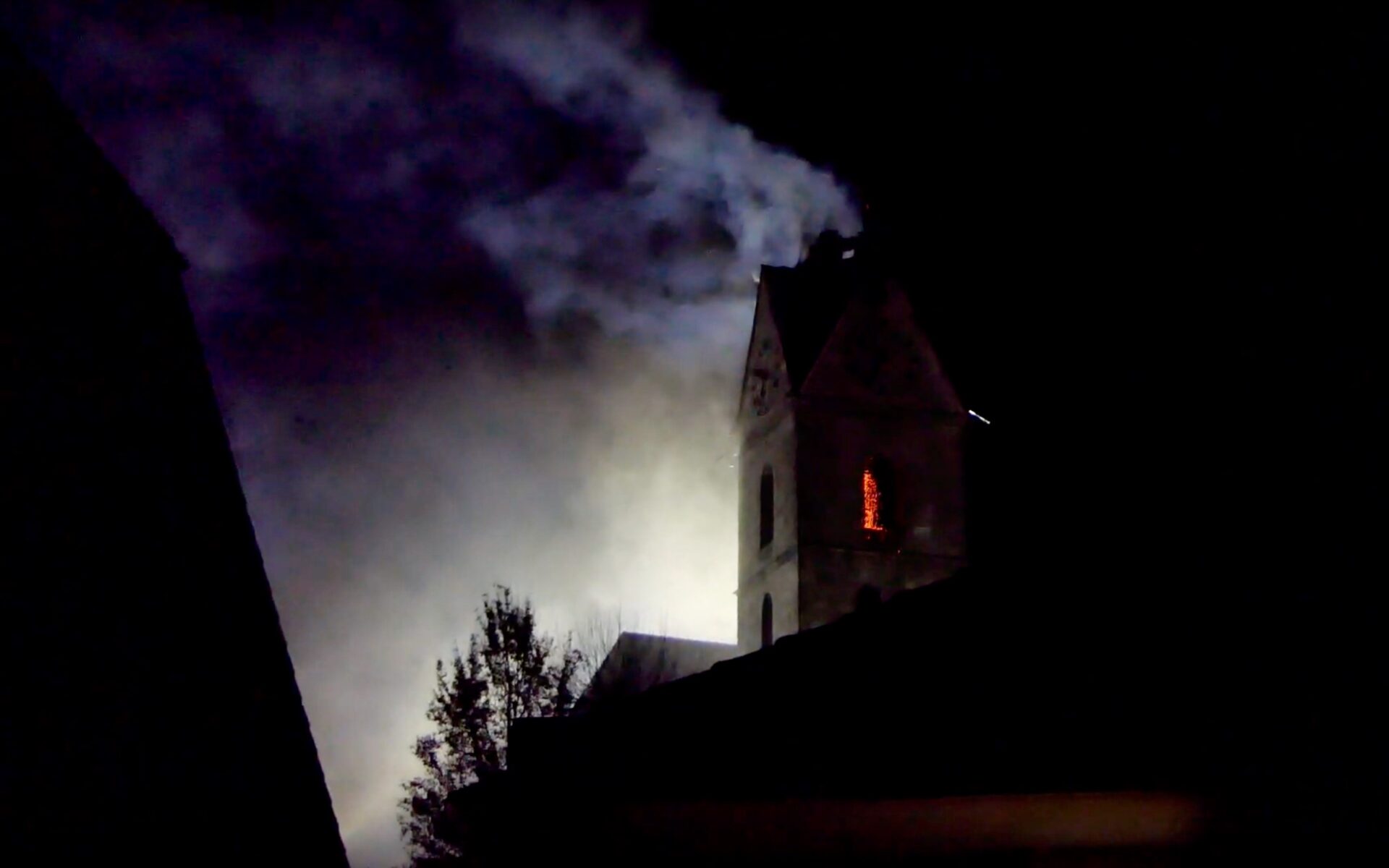 Suite à l'incendie du 24 décembre, une partie du clocher de l'église de Herzogenbuchsee, dans le canton de Berne, s'est effondrée et a fait un trou dans le toit de la nef. | © Youtube, capture d'écran.