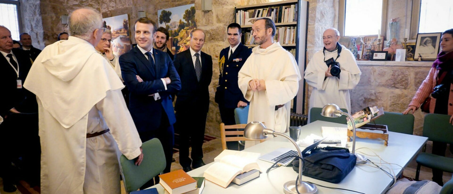 Le président français Emmanuel Macron à l’École biblique et archéologique française de Jérusalem (EBAF), près de la Vieille ville | © ebaf.edu