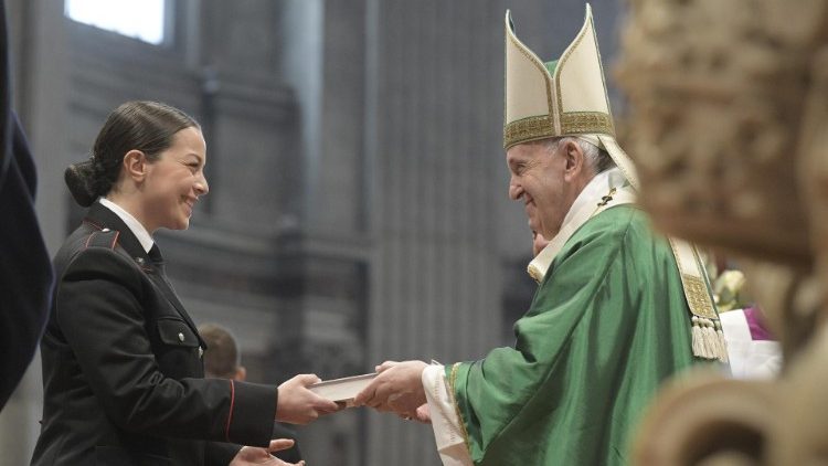 A l'occasion du 1er dimanche de la Parole de Dieu, le pape François a distribué des bibles | ©  Vatican Media