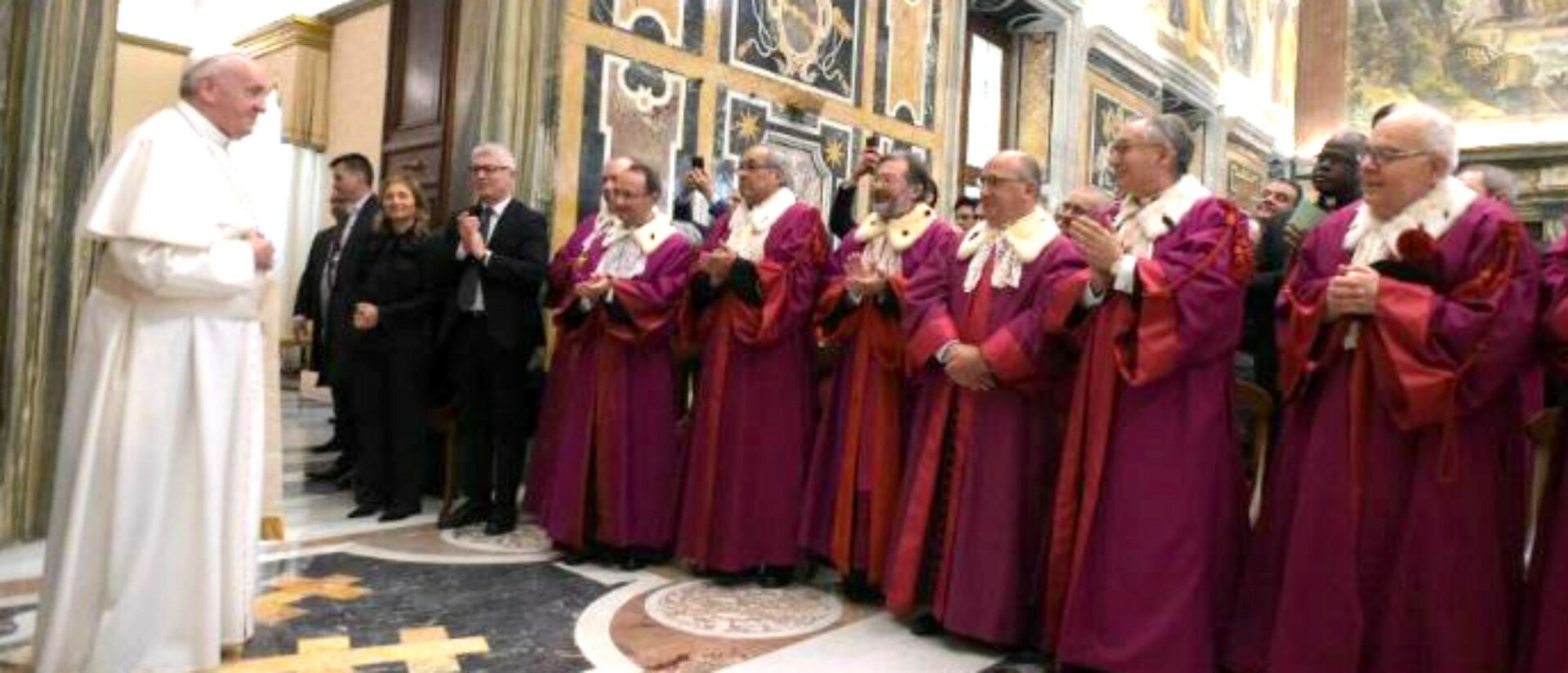 Le pape François saluant les juges de la Rote romaine, le 25 janvier 2020 au Vatican. | ©  Vatican Media 