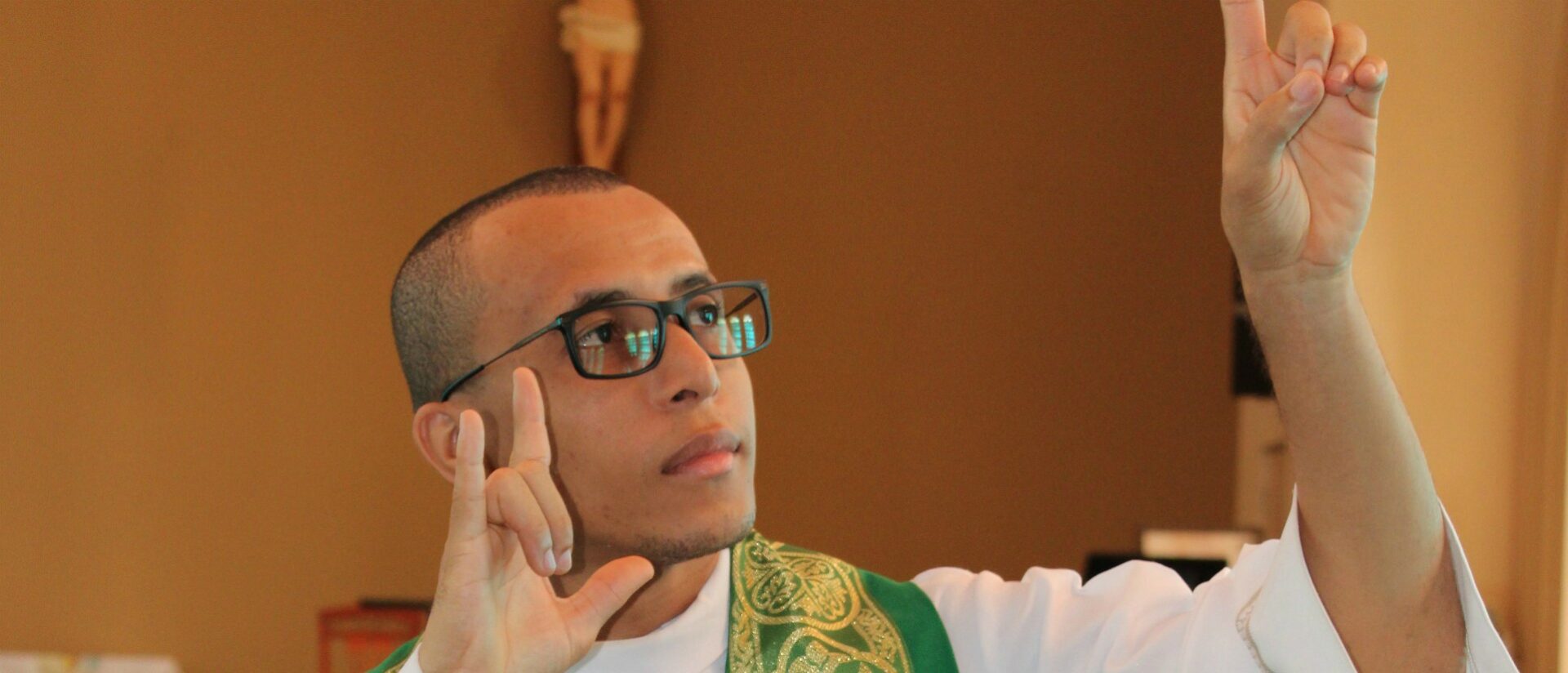 A Teresina, le Père Francisco Aquino  célèbre régulièrement en langage des signes | DR