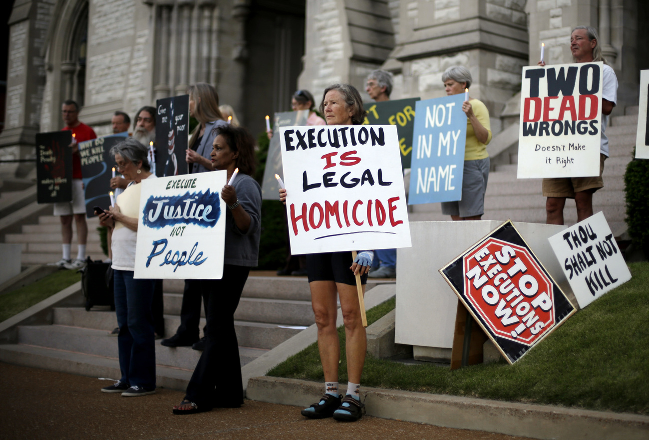 Des opposants à la peine de mort organisent une veillée devant l'église du collège St-Francois Xavier, à St.-Louis, aux Etats-Unis | © KEYSTONE/ AP/Jeff Roberson.