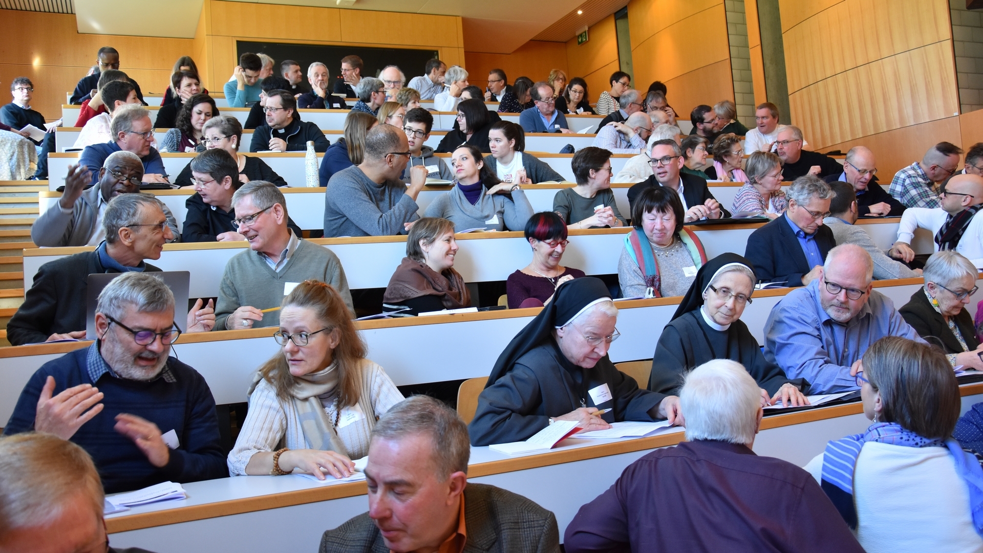 Chanteurs, musiciens, directeurs de chœur, organistes, agents pastoraux, prêtres… ils étaient près d’une centaine au collège du Sud à Bulle, pour les assises de la musique | © Véronique Benz, cath-fr