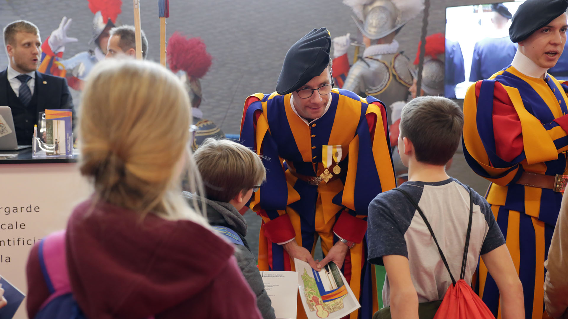 Les Gardes suisses ont renseigné les jeunes visiteurs du salon des métiers "Your challenge" de Martigny | © Bernard Hallet