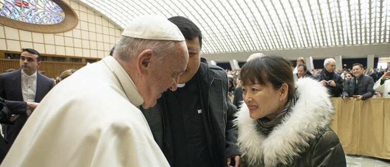 La rencontre a été cordiale entre le pape François et la femme qui l'avait agrippé | © Vatican Media
