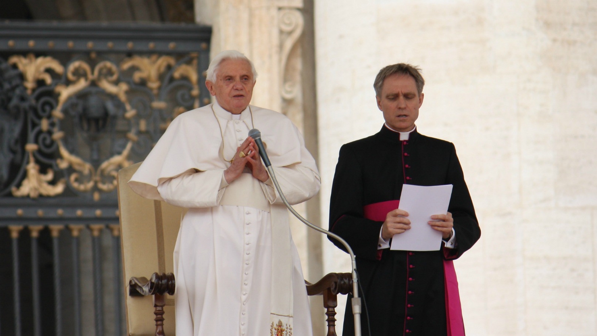 Benoît XVI avec son secrétaire Mgr Gänswein en 2010 | © Bernard Bovigny