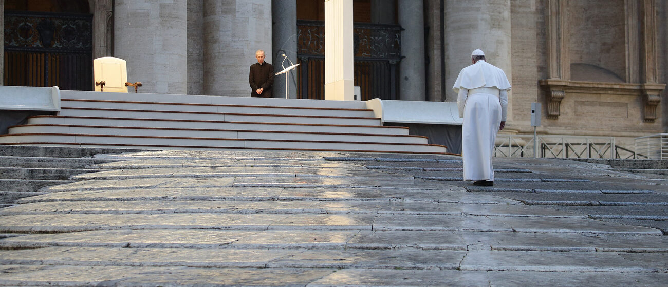 Le pape François sur une Place St-Pierre déserte, le 27 mars 2020 | © Photo Stefano/Keystone