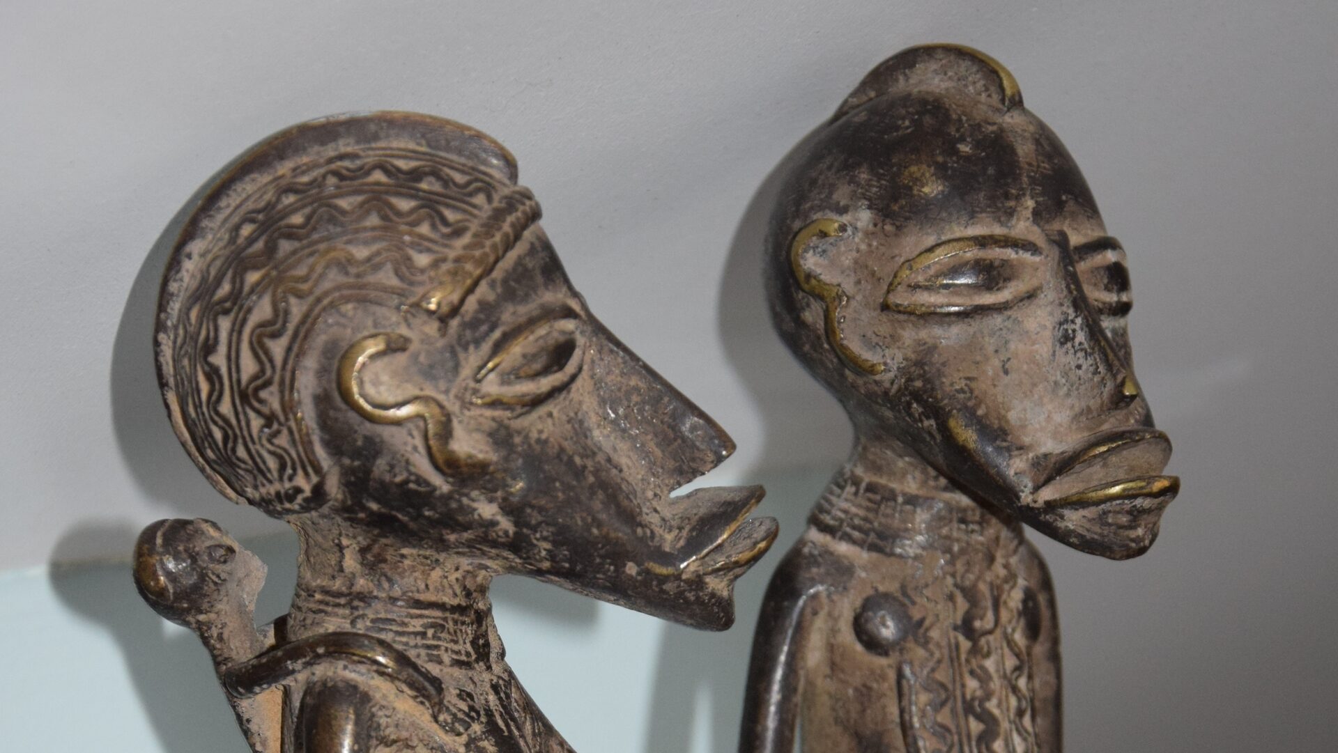 Depuis 1930, l'Afrique a vendu elle-même son patrimoine, comme ce couple sahélien en bronze, notamment sur des marchés locaux. | DR