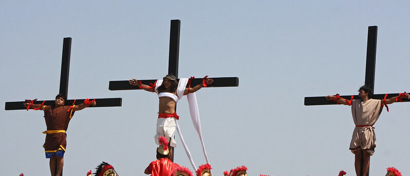 Chaque Vendredi saint aux Philippines, des personnes se font réellement clouer sur des croix | © istolethetv/Flickr/CC BY 2.0