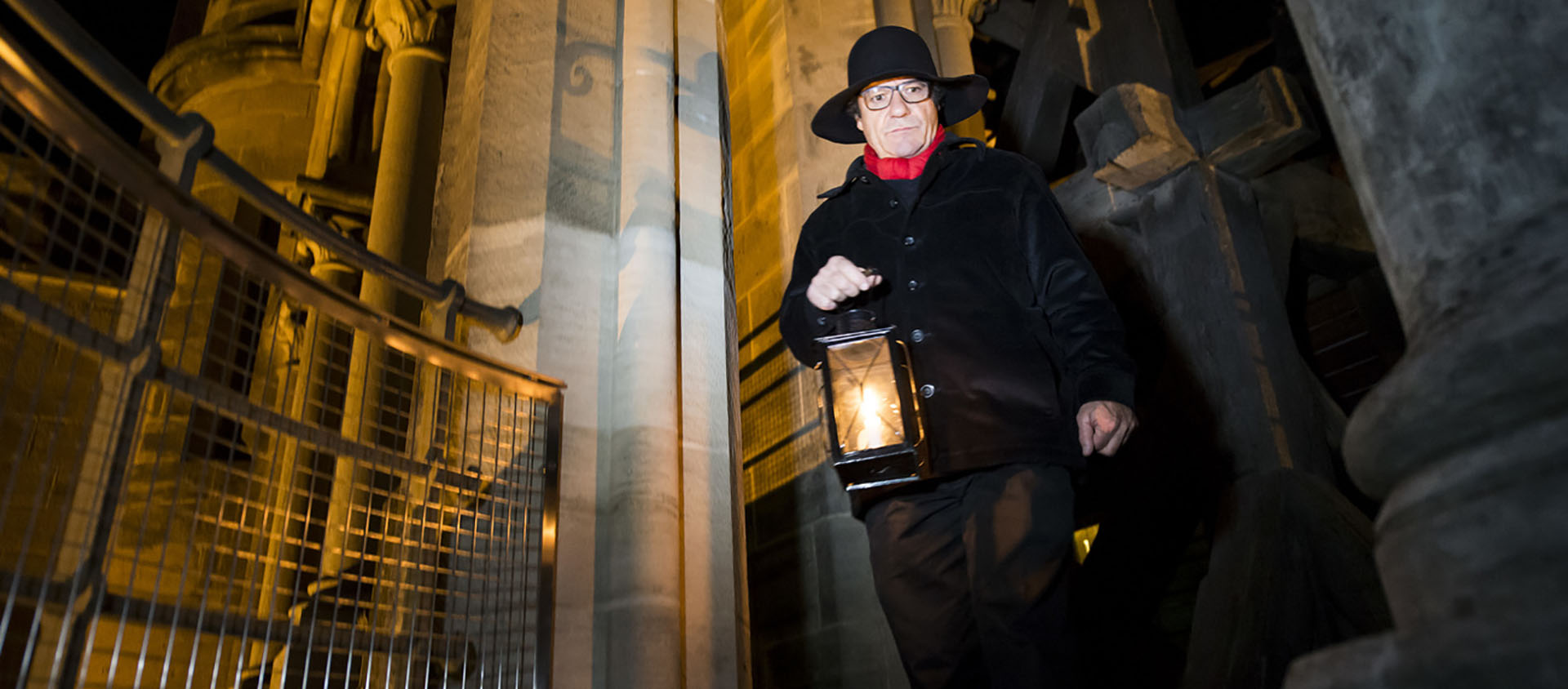 Renato Haeusler, le guet de la cathédrale de Lausanne, fait sonner la cloche d'alerte.  | © Keystone/J. C. Bott