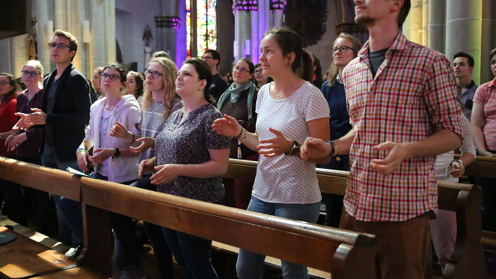 Le pape a demandé aux jeunes de lever les yeux vers leur prochain (photo: JMJ 2018 à Fribourg) | © Bernard Hallet