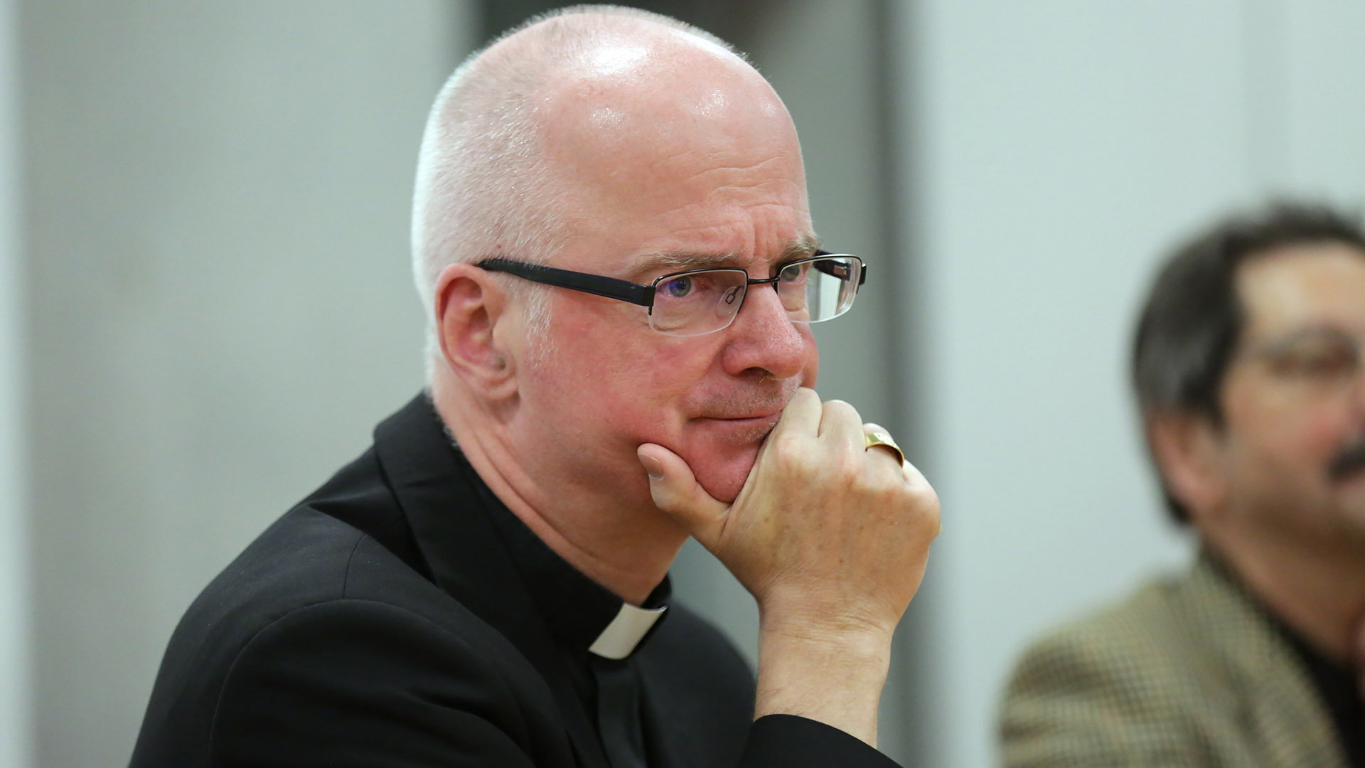 Mgr Charles Morerod, qui estime avoir été «trahi» dans l’affaire du curé de la cathédrale, ne veut toutefois pas "lancer de chasse aux sorcières" | © Bernard Hallet