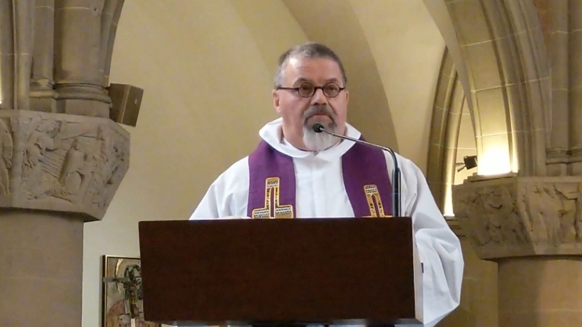 L'abbé Marc-Louis Passera prêche à l'église St-Joseph de Genève | capture d'écran Youtube
