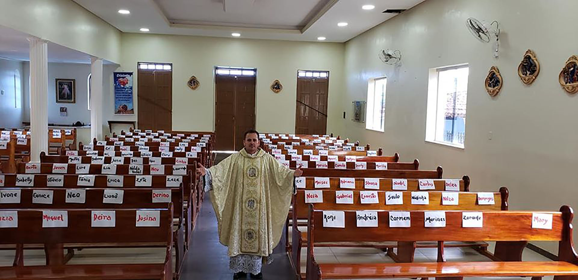 Le Père Neto a céclébré la messe devant des bancs vides mais marqués le nom de chacun de ses paroissiens | Capture-écran