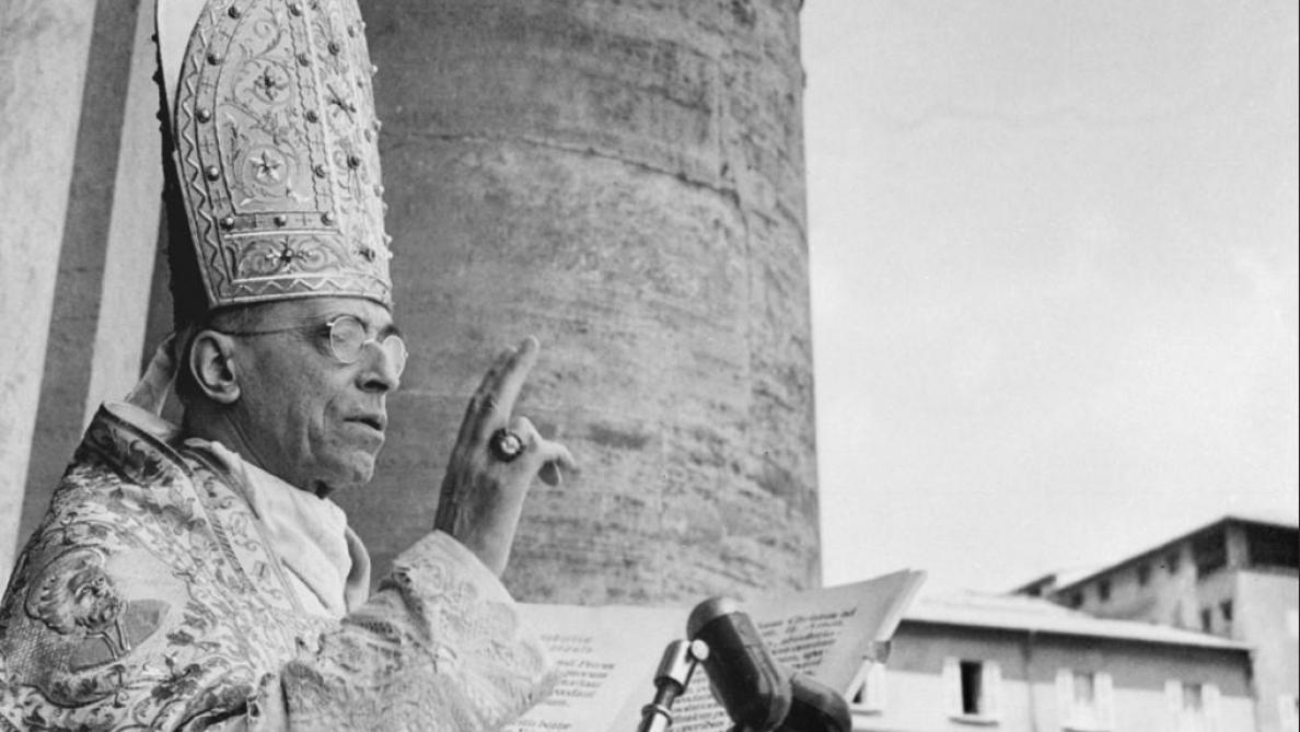Le pape Pie XII donne sa bénédiction de la loggia de la basilique St-Pierre | domaine public